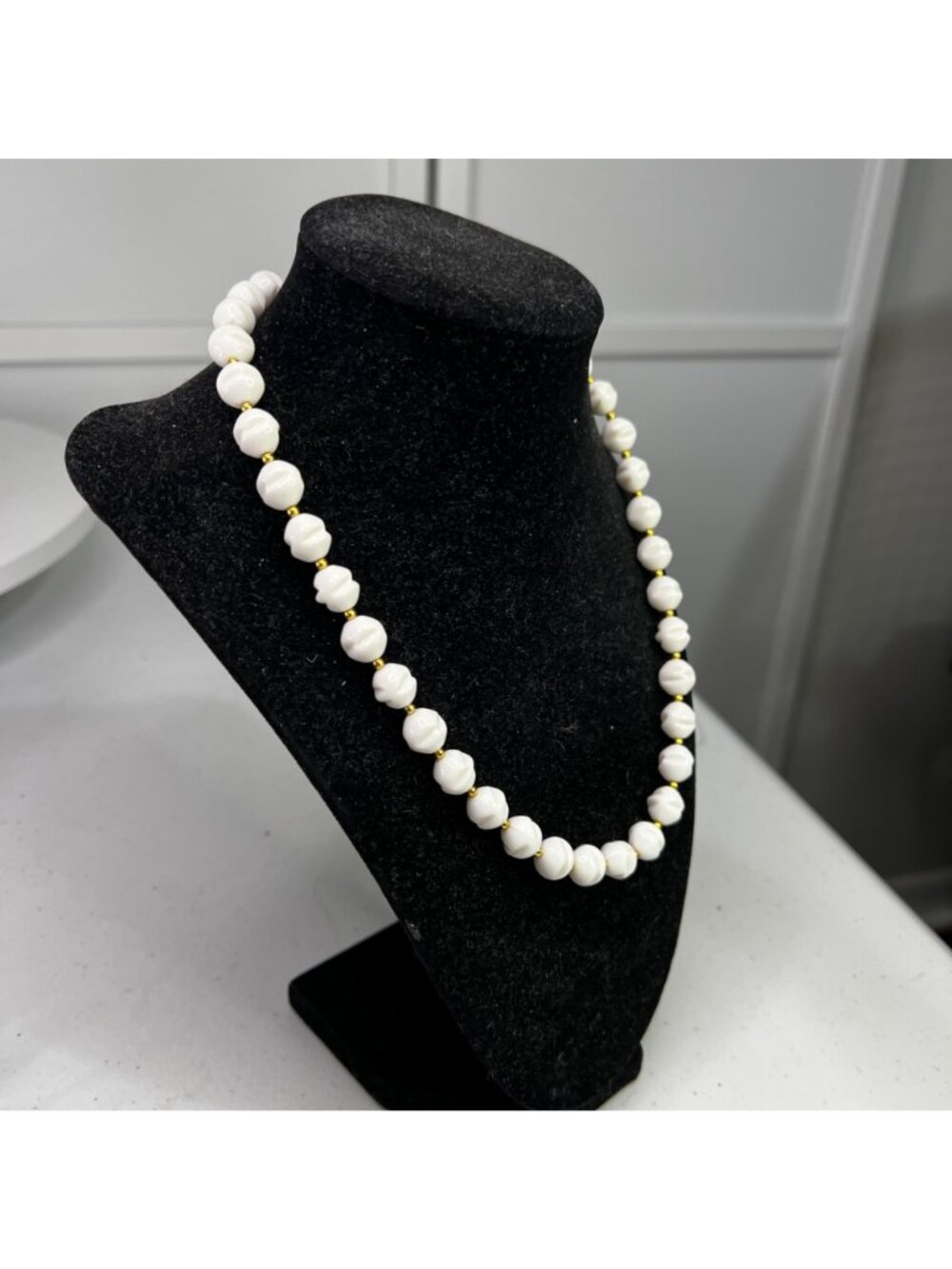 White Ribbed Lucite Bead Necklace Gold Tone Costume Jewelry 19" Vintage - Picture 3 of 7
